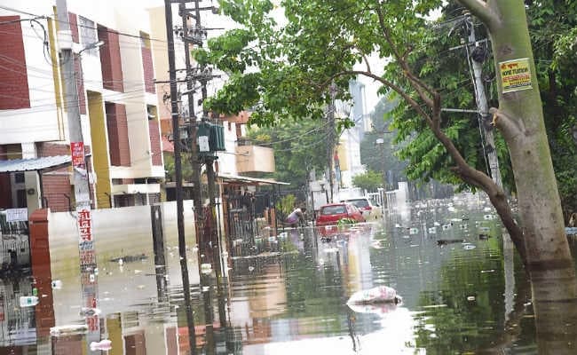 छह दिनों से बारिश नहीं होने के बावजूद जलजमाव, अब भी तीन फुट पानी