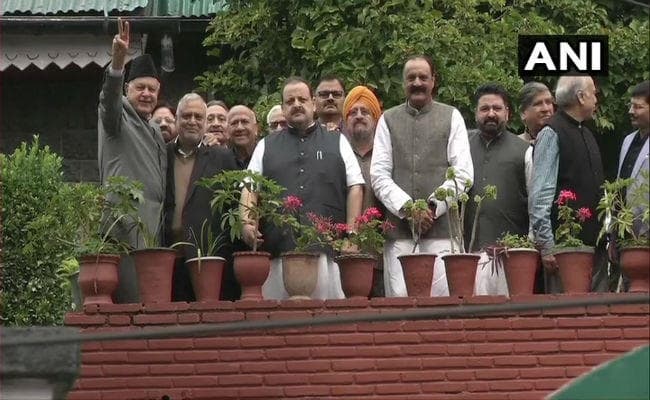 VIDEO: नजरबंदी के बाद पहली बार पार्टी नेताओं से हुई फारूक अब्दुल्ला की मुलाकात, चेहरे पर आयी मुस्कान