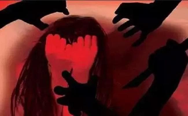 मां के साथ झगड़े के बाद घर से बाहर निकली महिला से गैंगरेप, तीन गिरफ्तार