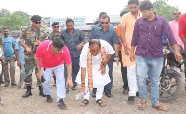 मुख्यमंत्री रघुवर दास ने पूजा पंडाल में दिया स्वच्छता का संदेश, खुद उठायी प्लास्टिक की बोतल