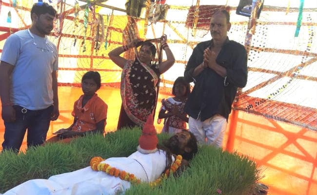 छाती पर कलश स्‍थापित कर नौ दिनों तक बालू की सेज पर साधना में लीन रहते हैं बाबा रामदास