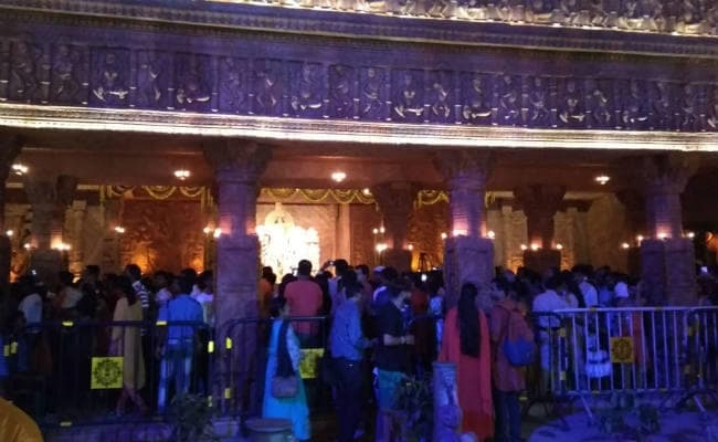 कोलकाता के पूजा पंडाल : ‘रानी की वाव’ देखने उमड़ा जनसैलाब