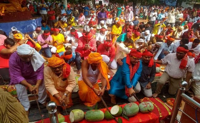 इटखोरी : मां भद्रकाली मंदिर में फल व नारियल की बलि देकर निभायी गयी संधी पूजा की रश्म