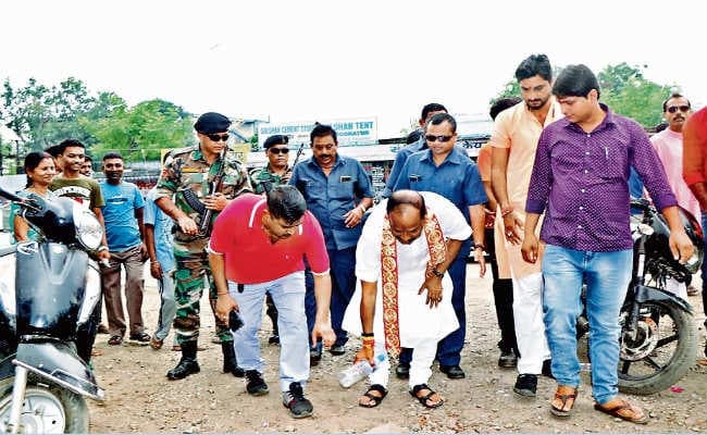 सड़क पर गिरी प्लास्टिक की बोतल उठाकर सीएम रघुवर ने दिया संदेश, प्लास्टिक मुक्त राज्य बनाना सबकी जिम्मेवारी