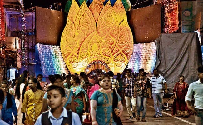 चरम पर दुर्गा पूजा का उत्साह, पूजा मेले में 17.40 करोड़ रुपये से अधिक का धन बरसा