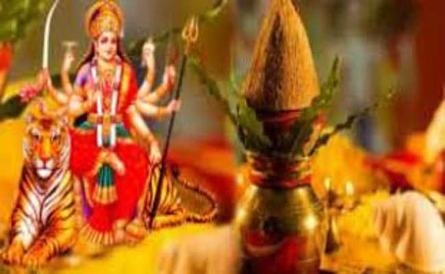 यहां हिंदू-मुस्लिम साथ-साथ: दुर्गा पूजा की तैयारी में आड़े नहीं आती मजहबी दीवार