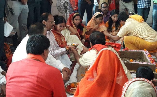 CM रघुवर ने राज्‍यवासियों को दी नवरात्र की बधाई, कहा- खुशियों में उन्हें पहले रखें जिनके चेहरे उदास हैं