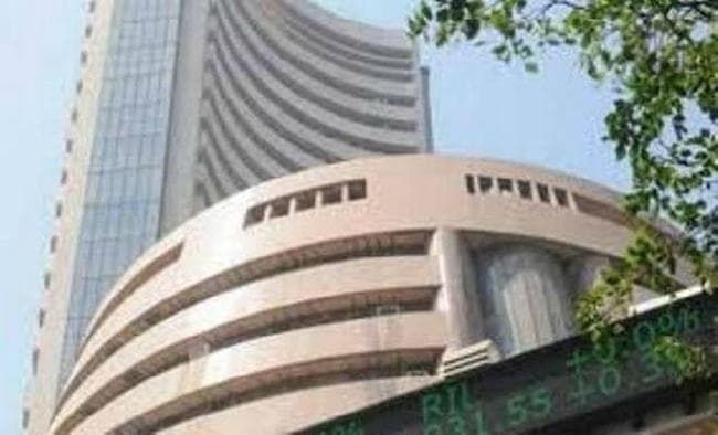 आर्थिक नरमी बने रहने की आशंकाओं के बीच सेंसेक्स 141 अंक गिरा