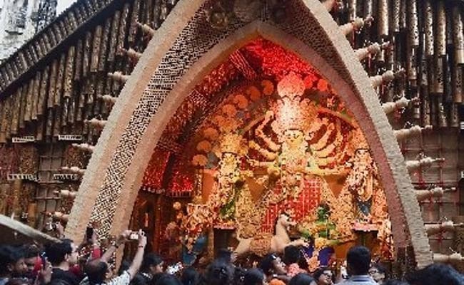 तृणमूल नेता के दुर्गा पूजा पंडाल में भजन के साथ अजान पर मचा बवाल, आयोजक ने कह दी यह बात