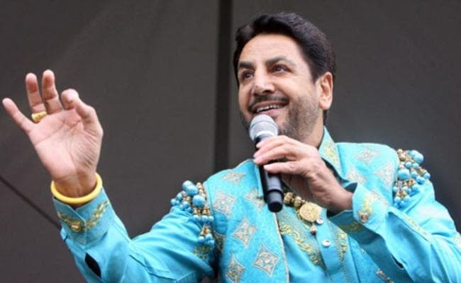 खुले सिर, जूते पहनकर पंडाल में जा रहे थे श्रद्धालु, गुरदास मान ने कोलकाता में रद्द किया अपना कार्यक्रम