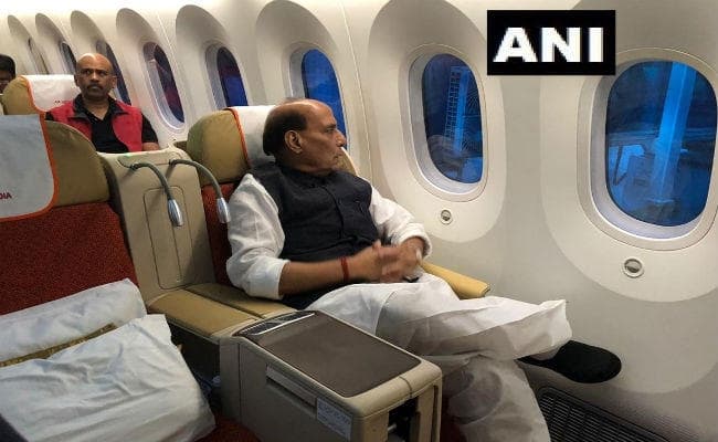 रक्षा मंत्री राजनाथ सिंह पहला राफेल विमान प्राप्त करने के लिए पेरिस रवाना