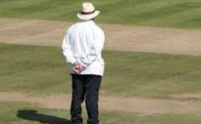पाकिस्तान में क्रिकेट मैच के दौरान मैदान में अंपायर की मौत