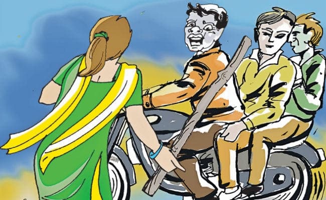 ....जब मोटरसाइकिल पर बैठे एक लड़के ने आवाज दी- अकेले कहां जा रही हो, कहो तो हम छोड़ दें, फिर दिखा मनु का दुर्गा रूप