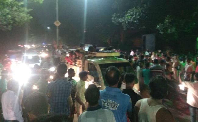 शीतला माता मंदिर के पास प्रसाद वितरण के दौरान रोशन सिंह पर जानलेवा हमला