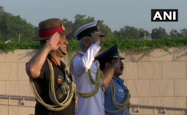 वायुसेना दिवस पर राष्ट्रीय युद्ध स्मारक पहुंच सेना प्रमुखों ने शहीद जवानों को दी श्रद्धाजंलि, पीएम मोदी ने भी किया याद