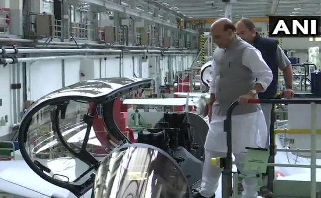 रक्षा मंत्री राजनाथ ने किया राफेल विमान का मुआयना, फ्रांस के राष्ट्रपति से की मुलाकात