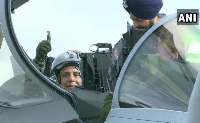 रक्षा मंत्री राजनाथ ने 30 मिनट तक राफेल में भरी उड़ान, की शस्त्र पूजा