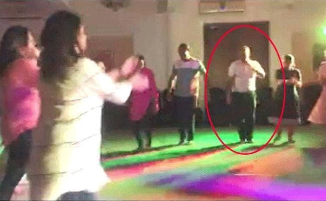 Dussehra 2019: गरबा खेलते समय शख्स की मौत, Video में कैद हुए अंतिम पल Dussehra 2019: गरबा खेलते समय शख्स की मौत, Video में कैद हुए अंतिम पल