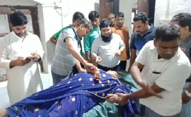 सड़क के किनारे संदिग्ध हालात में मिली युवती, पीएचसी में भरती