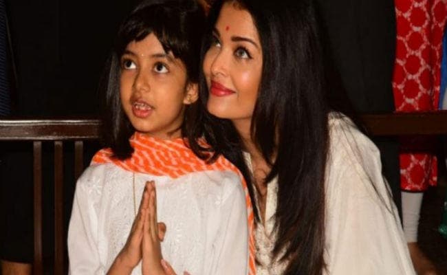 पारंपरिक परिधानों में बेटी आराध्या संग पूजा पंडाल में नजर आईं एश्वर्या राय बच्चन, की मां दुर्गा की अराधना