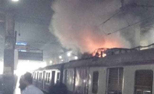 मुंबई लोकल ट्रेन में लगी आग