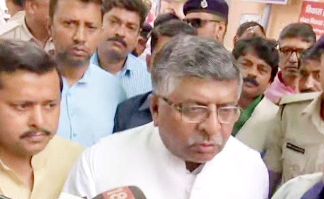 डेंगू की चपेट में आया बिहार, पीएमसीएच में डेंगू के मरीजों से मिले केंद्रीय कानून मंत्री, कहा…