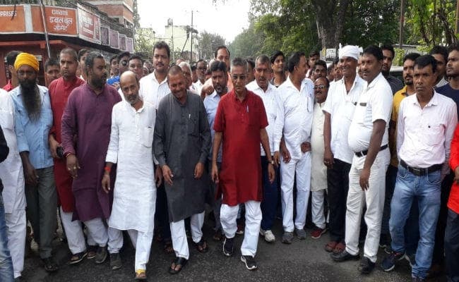 चंदवारा के शिक्षक की मौत का मामला : पूर्व विधायक अकेला सहित 12 आरोपियों ने किया आत्म समर्पण