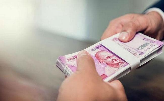 अनुमति के बिना हुई नियुक्तियां, बंद हुआ वेतन