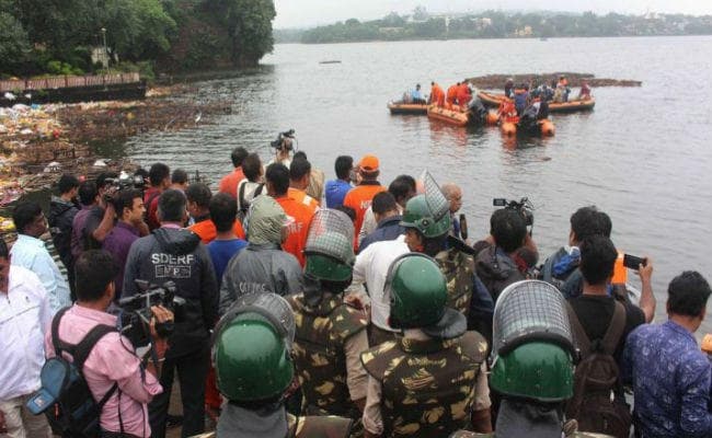 गंगा नदी में नौका पलटी, तीन बच्चों की मौत