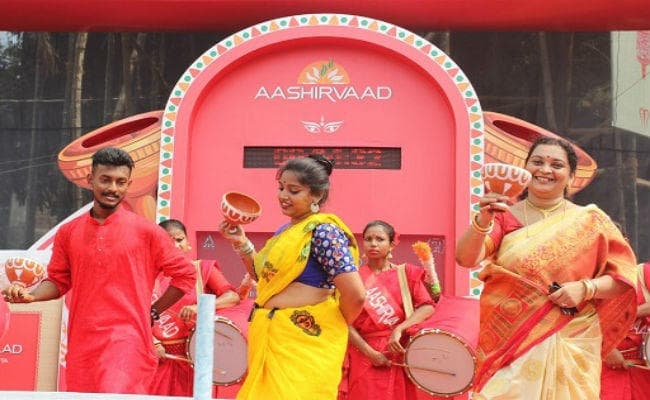 12 घंटे बिना रुके धुनुची डांस कर इंडिया बुक ऑफ रिकार्ड्स में दर्ज किया नाम