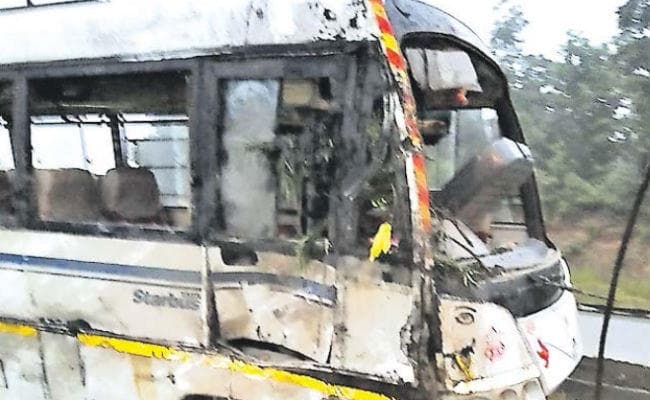 चरही में बस पलटी, एक ही परिवार के तीन लोगों की मौत