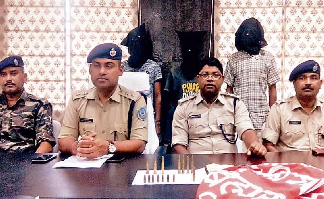 खूंटी : एके-47 व अन्य हथियार के साथ तीन नक्सली गिरफ्तार