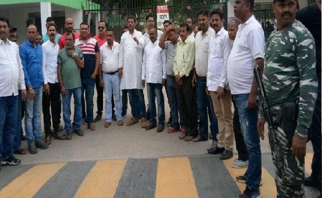 ठेका पर काम कर रहे कर्मचारी की मौत, मुआवजे की मांग को लेकर कंपनी का गेट जाम