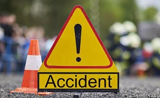 नदी में ट्रक गिरी  एक की मौत, 11 घायल