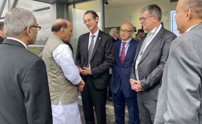 रक्षा मंत्री राजनाथ फ्रांस से स्वदेश रवाना, बोले- बेहद सार्थक रही यह यात्रा