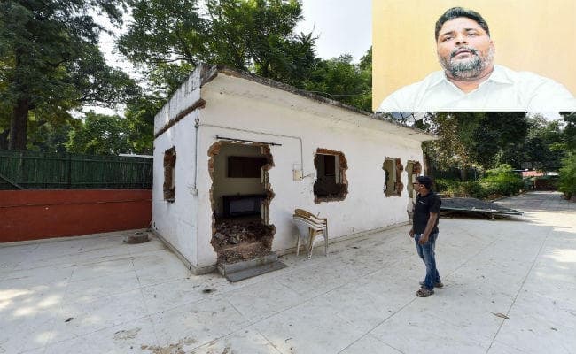 पप्पू यादव ने भी उखाड़ी सरकारी मकान खाली करने से पहले खिड़की, दरवाजे और टाइलें