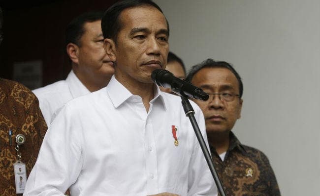 IS से जुड़े दंपती ने इंडोनेशियाई मंत्री पर चाकू से हमला किया