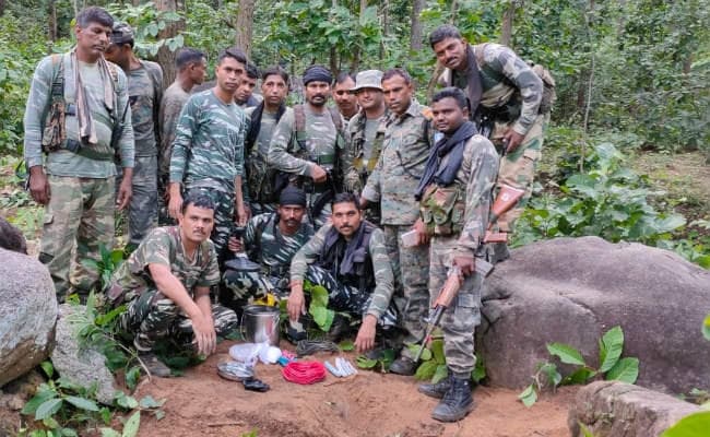 बिशुनपुर जंगल में छिपाकर रखे नक्‍सलियों के विस्फोटक बरामद, पुलिस को उड़ाने की थी योजना