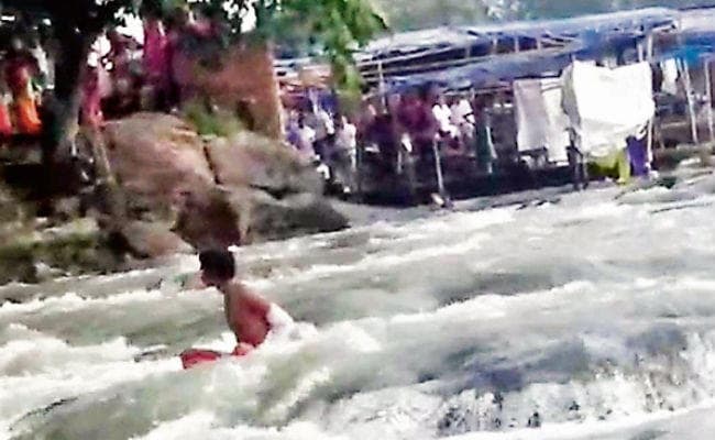 बिहार से प्रतिमा विसर्जन के लिए रजरप्पा आया था युवक, नशे की हालत में चला गया नहाने…देखते ही देखते बह गया भैरवी नदी में