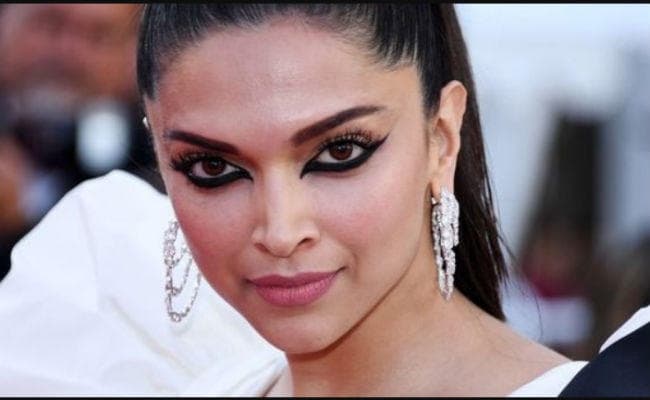 #MeToo पर सवाल पूछे जाने पर भड़कीं दीपिका पादुकोण, कहा - क्रिकेटर्स से क्यों नहीं पूछते?