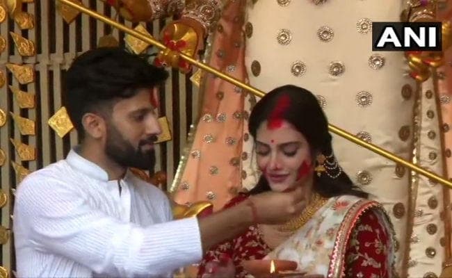 ''सिंदूर खेला'' में पति संग शामिल हुईं नुसरत जहां, बोलीं - विवाद मायने नहीं रखते