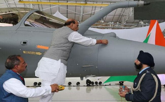 Rafale की शस्त्र पूजा को लेकर वित्त मंत्री ने किया रक्षा मंत्री का बचाव