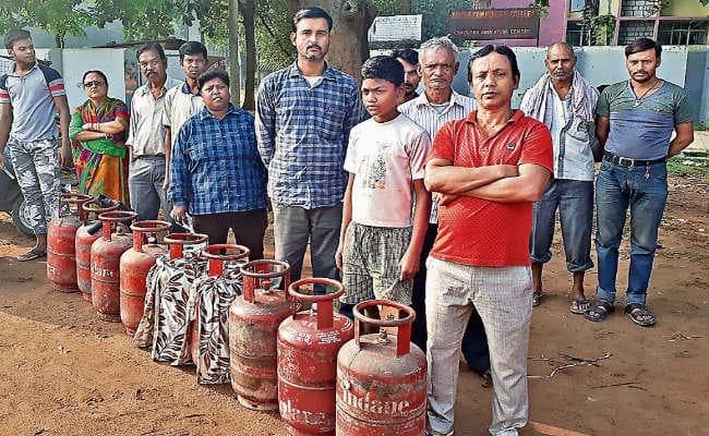 रांची : सुबह छह बजे से ही गैस के लिए लाइन लग रहे लोग