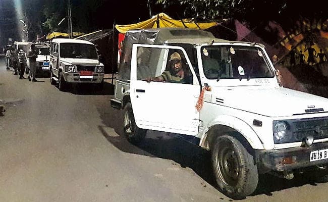 साहिबगंज : शहर में भारी संख्या में पुलिस बल तैनात, पत्थरबाजी के बाद भगदड़, दो राउंड फायरिंग भी