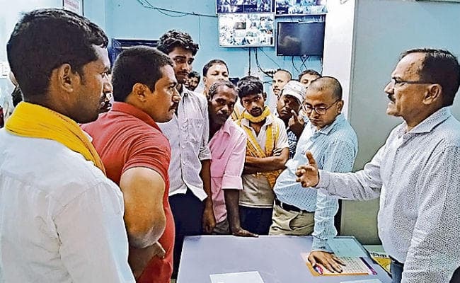 गया : परिजनों ने उपाधीक्षक को बनाया बंधक