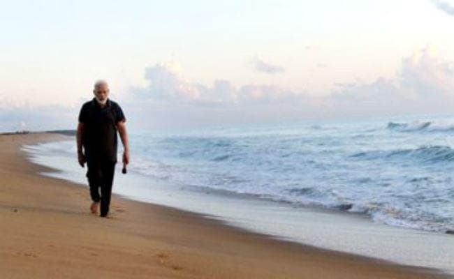 महाबलीपुरम बीच पर यूं सफाई करते नजर आये पीएम मोदी, खुद उठाया कचरा, देखें वीडियो