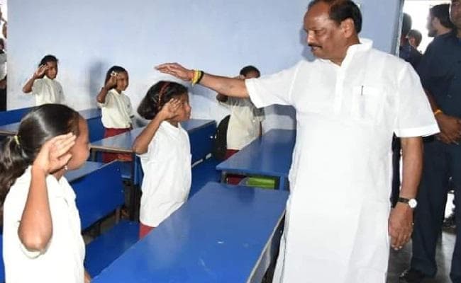 राजनगर में स्कूल के बच्चों से मिले सीएम रघुवर दास पूछा, मास्टर जी रोज स्कूल आते हैं  ?