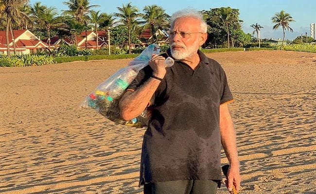 महाबलीपुरम में बीच पर PM मोदी ने हटाया कचरा, कंधे पर दिखा प्लास्टिक का कूड़ा