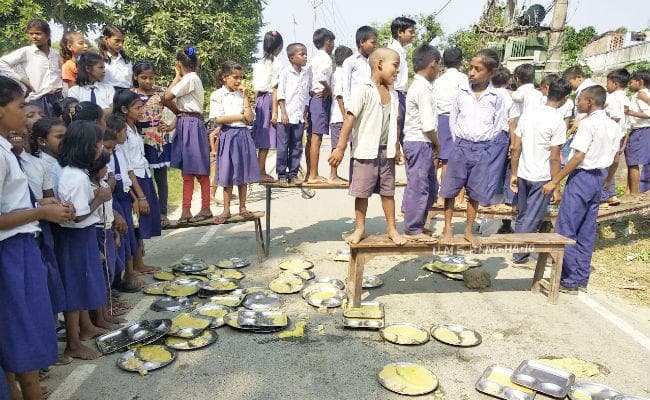सहरसा : स्कूल में खराब खाना मिलने पर सड़क पर थाली रख कर छात्रों ने जाम की सड़क
