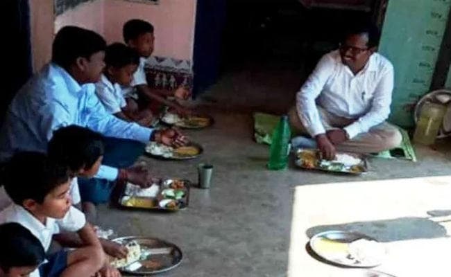 Mid Day Meal में बीईओ ने बच्चों को परोसवाया दाल-भात और खुद चाभ गये Chicken Curry, हो गये Suspend